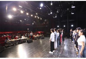 大鸡巴日美女在线视频免费播放高三年级表演专业举行阶段考试